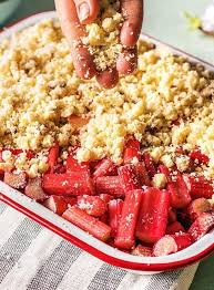 Passend Zur Saison Darum Ist Rhabarber Gesund Rezept Rhabarber Gesund Rhabarbercrumble Crumble Rezept
