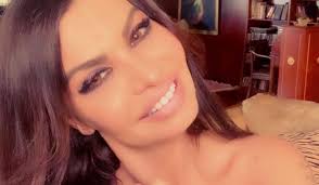 Πρώην μου με πέταξε από το. Stilath H Nina Lotsarh Akoma Kai Ston Dromo Newsbreak