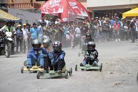 Los juegos tradicionales como el trompo los ensacados el baile del palo de las sillas que se realizan en todos los barrios de la ciudad llaman la. Quito Revivira Las Tradicionales Competencias De Coches De Madera Intercultural Noticias El Universo