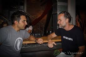 He has published several books on vegan cuisine. Attila Hildmann Hat Seine Spendier Jogginghosen Angezogen Der Veganizer Love Food Ps Rock N Roll