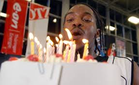 Al Elliott bekommt zu seinem 28. Geburtstag eine Torte geschenkt Basketball  2. BL Herren Saison