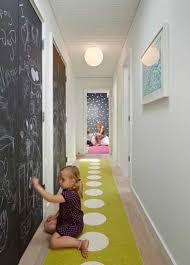 12 Idees Deco Pour Styliser Un Couloir Long Etroit Ou Sombre Idee Deco Couloir Couloir Long Couloirs Etroits