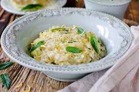 Il risotto al finocchio è un primo originale con un gusto particolare e fresco, piacerà proprio a tutti. Risotto Ai Semi Di Finocchio Una Ricetta Profumatissima Arricchita Dal Limone E Dallo Scalogno Non Sprecare