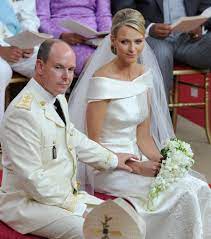 Hair jewels of princess charlotte of monaco worn by charlene the day of her wedd. Albert Et Charlene De Monaco Le Bilan De Leur Premiere Annee De Mariage