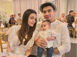 • pelakon dan pengacara izreen azminda, antara pelakon yang sering dikaitkan dengan beberapa pelakon lelaki. Izreen Hilang Sabar Anaknya Dituduh Ada Kaitan Dengan Amar Baharin Hiburan Mstar