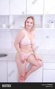 Дорама свидания на кухне / dating in the kitchen / 我喜欢你 / wo xi huan ni. Beauty Blonde Image Photo Free Trial Bigstock