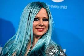 Watch the video to #wearewarriors here: Avril Lavigne Starportrat News Bilder Gala De