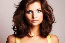 Alexa's always has her hair in this signature, tousled bob. Best Haircuts For Thick Frizzy Wavy Hair Styles And Haircut Thick Hair Styles Thick Wavy Hair Medium Hair Styles