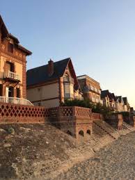 Idéalement situé près de la plage, à proximité des restaurants et des commerces, du casino et du marché, vous séjournerez dans une des 9 chambres rénovées de notre hôtel. Camping De La Plage Bewertungen Fotos Houlgate Normandie Tripadvisor