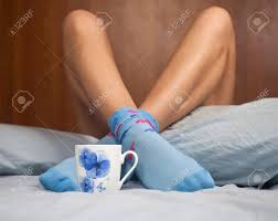 Joey gibt amüsante kommentare dazu ab. Eine Tasse Kaffee Oder Heisse Schokolade Und Weibliche Fusse Mit Socken Auf Einem Blauen Blatt Lizenzfreie Fotos Bilder Und Stock Fotografie Image 27387736