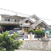 Beberapa kamar di helena guest house dilengkapi dengan teras pribadi, di mana anda bisa menikmati segelas atau dua gelas minuman. Lawang Guest Houses From 4 Expedia