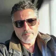 Hola espero estés muy bien...te pido dos favores : me mandas un Abrazo y un  Corazón ? No ha sido un buen día y necesito sentirme con ánimo. Muchas  Gracias 🫂