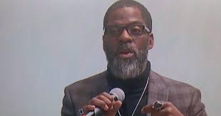 Rapper Che "Rhymefest" Smith announces run for Chicago school board seat