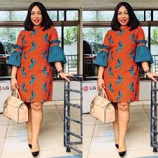 Fashion & life, auquel 84629 utilisateurs de pinterest sont abonnés. L Image Contient Peut Etre 2 Personnes Personnes Debout Et Chaussures African Wear Designs African Print Fashion Dresses African Clothing Styles