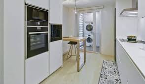 En esta cocina de 6,5 m², los vanos condicionaron una distribución en dos frentes. Tipos De Cocinas Distribuciones Y Que Debes De Mirar Ovacen