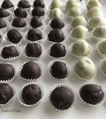 Mettete il cioccolato fondente a pezzi e il burro in una ciotola di ceramica. Tartufi Al Rum Ricoperti Di Cioccolato I Pasticci Di Terry