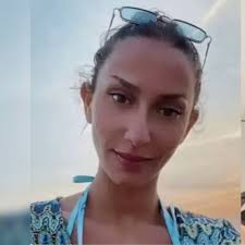 Lola — L'innocence brisée Paris, octobre 2022. Le vent d'automne jouait  avec les feuilles dans la cour d'un immeuble calme du XIXe arrondissement.  Rien ne laissait présager que ce jour-là, une tragédie