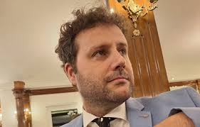 La risa entre el cielo y el goce profano: “San Palito” y la narrativa  punzante de Juan Carlos Mon