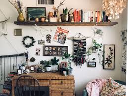 Get a collection of antique frames in all shapes. Retro 70s Bedroom Indie Bedroom Retro Bedrooms Indie Bedroom Bedroom Vintage