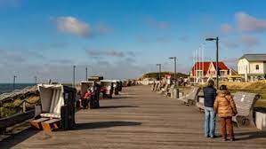 Fly directly to sylt with lufthansa or use one of the connections from many european cities to hamburg and take the hourly train to sylt. Urlaub Auf Sylt Ehepaar Mit Corona Infiziert Mehr Als 300 Menschen In Quarantane