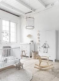 Qui a dit que la déco chambre bébé fille doit être rose ? 1001 Idees Chambre Bebe Scandinave Le Blanc De L Innocence