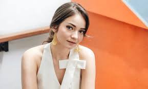 Enzy storia menceritakan jika dirinya mengidap autoimun saat duduk di bangku sma pada 2009, lalu. Enzy Storia Biodata Profil Fakta Agama Umur Pacar Karir