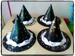 Si vous voulez faire un accessoire magique pour une fête, un évènement déguisé ou simplement pour faire jouer un enfant, pourquoi ne pas fabriquer un chapeau de sorcier original ? Bricolage D Halloween Fabriquer Des Chapeaux De Sorciers Et Sorcieres Bricolage Halloween Gorro De Bruja Manualidades Halloween