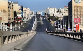 مدَّد الأردن اليوم الأحد حظر التجول الليلي، واستمرار إجراءات منع إقامة صلاة الجمعة، وإغلاق الحدائق العامة، والنوادي الليلية، والمراكز الرياضية، حتى منتصف مايو المقبل. Ni7hqnwurzgfem