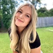 Amie Hunt's Instagram, Twitter & Facebook