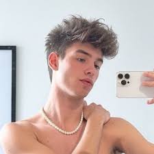 Caroline Almodovar (@caroooline_a)