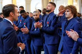 En poursuivant votre navigation, vous acceptez l'utilisation, de la part de rt france et de tiers, de. A L Elysee Les Bleus Champions Du Monde Recoivent Leur Legion D Honneur