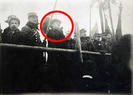 În spatele frontului, docudramă realizată de tvr și ministerul culturii, a debutat duminică pe micul ecran cu primul episod al seriei. Marea Unire 1918 Singurele Fotografii Existente Povestea TristÄƒ A Fotografului Documente Rare