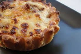 La pasta brisée è una ricetta base della cucina che serve per svariate preparazioni, come barchette o tartelette per un aperitivo sfizioso. 3 Ricette Veloci Con La Pasta Brisee Per Aperitivi Furbi Ma D Effetto