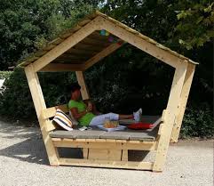 Les Tables Avec Toiture Maisonnette En Bois Salon De Jardin Exterieur Projets Bois