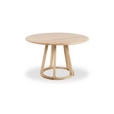 Par opposition à une table rectangulaire où un certain ordre de préséance peut être perçu, autour d'une table ronde. Solid Wood Luxury Round Dinning Table Diiiz