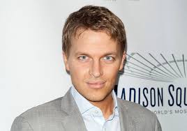 His current partner appears to be jon lovett, the former obama speechwriter and liberal podcast supremo, but farrow is coy on the matter. Does It Matter That Ronan Farrow Is Gay