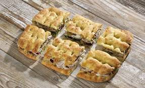 Molto diffuso è anche il panino con la porchetta, da gustare con pane, oppure focaccia o schiacciata; La Focaccia Toscana Ricetta Caratteristiche E Segreti