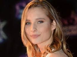 Depuis 2013, david hallyday, son épouse alexandra pastor et leur fils cameron (13 ans) passent énormément de temps à londres. 2021 Ultra Sexy Ilona Smet In Comfy Lingerie And Big Mesh Cardigan Wow Femme Actuelle Le Mag