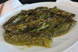 Tagliateli a falde lunghe e sistemateli in una padella. Cuocicucidici Peperoni Verdi Lunghi In Padella Cornetti Fritti