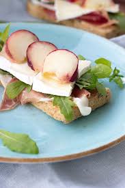 Belegtes Brot Mit Prosciutto Brie Und Weinbergpfirsich Sasibella Rezepte Belegte Brotchen Essen Und Trinken