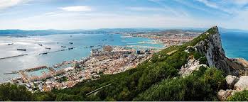 It is bordered by spain to the north and the people of gibraltar are ferociously loyal british citizens despite being bilingual in english and spanish. Reiseziel Gibraltar Infos Und Tipps Adac