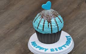 Große auswahl an ausstechformen, muffinförmchen, lebensmittelfarbe und tortenständern online kaufen. Nicoles Zuckerwerk Giant Cupcake Torte