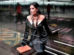 Demi moore's surprise appearance at the fendi couture show. Demi Moore Looks Back On Her Magical Fendi Runway Appearance E Online Deutschland