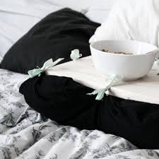 Diy Laptophalter Tisch Furs Bett Selbstgemacht Selbstgemacht Laptop Kissen Fruhstuck Im Bett