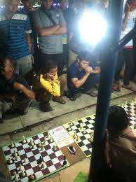 Perhatikan formasi catur di bawah ini. Catatan Rahman Alhuda Kumpulan Problem Catur 3 Langkah Mat Pasar Malam
