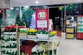 Pasanglah lampu hias di di sekeliling atap, pintu, teras, atau bahkan di batang dan ranting pohon. Pernak Pernik Rumah Sambut Natal Medanbisnisdaily Com