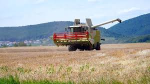 You can see how wide the header (front cutting mechanism) is compared to the main body of the machine. Different Types Of Combine Harvester How Much They Cost
