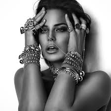 Black And White Jewelry Photography Pin By Stella Camarotti On Flowers Jewelry Photography Fashion Photography Fashion Beauty