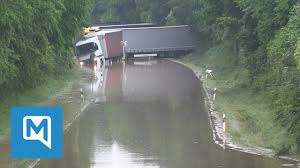 Hochwasser 2016 simbach am inn im bereich moosmühle und sägewerk eiblmeier. Hochwasser In Niederbayern Video Aus Dem Katastrophengebiet Simbach Am Inn Youtube