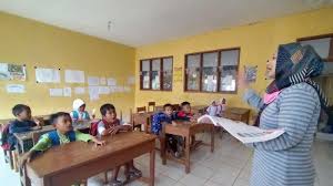 Lowongan kerja hari ini 18 juni 2021, lowongan kerja salon & spa muslimah umairah tasikmalaya cek setiap hari tasikmalaya, ciamis banjar, garut, pangandaran. Guru Honorer Ini Rela Bolak Balik Majalengka Indramayu Untuk Mengajar Murid Sd Ini Alasannya Tribun Jabar